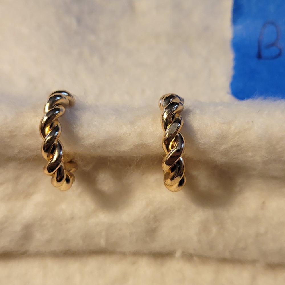 Vintage Unsigned Gold Tone Twisted Wire Retro Hoopโ Stud .75" Earrings B